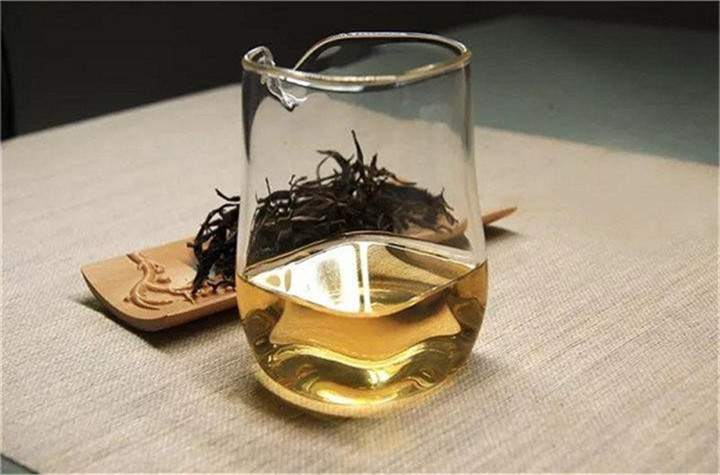 玻璃茶具泡茶，闻到这3种味道，说明这茶该扔了