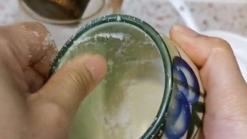 怎样清洗塑料茶杯里的茶垢